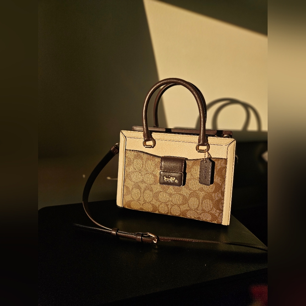 COACH Grace Carryall In Signature Canvas - Gold/Khaki/Ivory